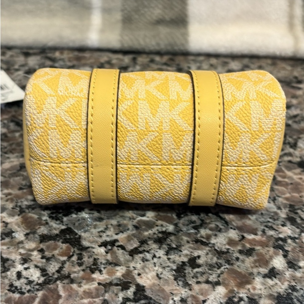 Michael Kors Mini Bag in Vibrant Yellow - Picture 3 of 6